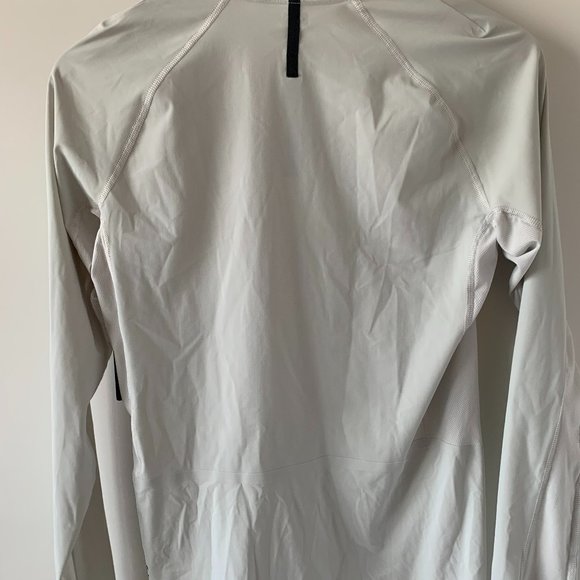 Lululemon: Workout top - NWT sz: L - Picture 2 of 3